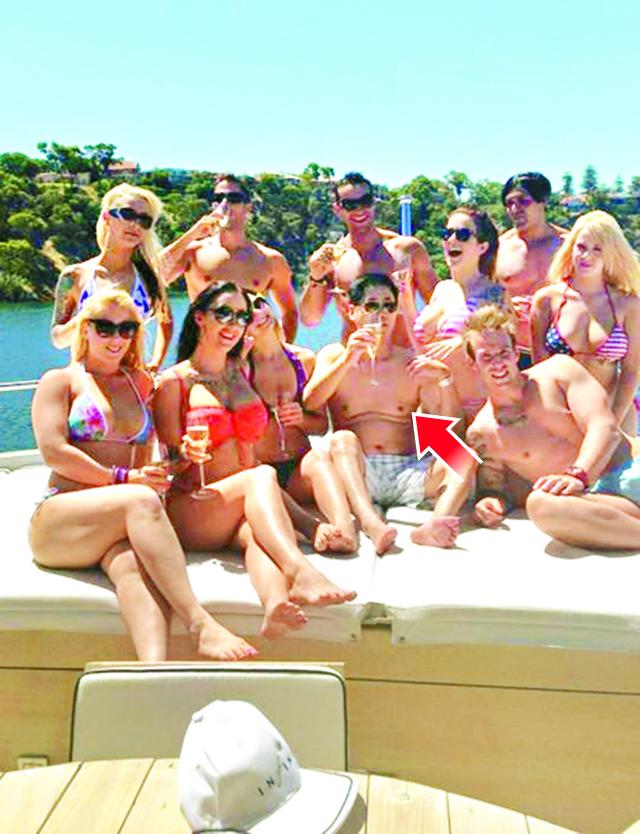 網傳周永康兒子周濱(箭嘴示)荒唐尋歡照片。