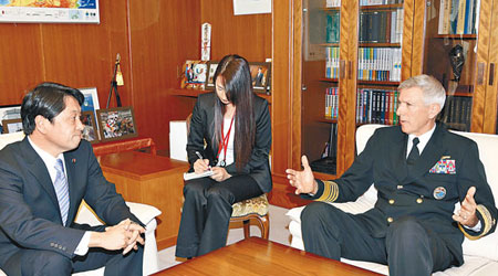 小野寺五典(左)與洛克利爾(右)前日於東京會面。