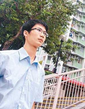 大專生吳卓穎正半工讀,自言中學已開始申請公屋。