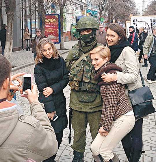 克里米亞首府辛菲羅波爾,民眾爭相與俄軍合照。