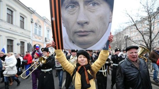 當地時間2014年3月2日,俄羅斯莫斯科,俄民眾舉行大規模集會,聲援在克裡米亞的烏克蘭人及俄語民眾,反對烏克蘭新政府,對普京出兵烏克蘭表示支持。