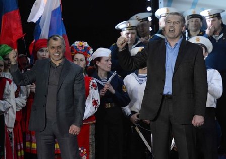 3月16日,在烏克蘭克里米亞辛菲羅波爾市,烏克蘭克里米亞自治共和國總理阿克肖諾夫(右)和議長康斯坦丁諾夫參加全民公決慶祝晚會。