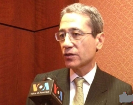 在接受美國之音採訪的章家敦