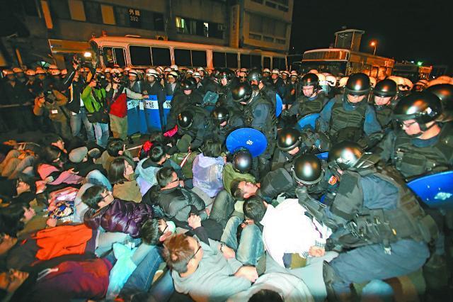警方今凌晨清場,分批抬走示威學生。