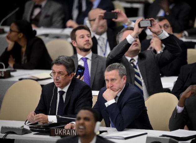 3月27日,在紐約聯合國總部,烏克蘭代理外長傑希察(右)和烏克蘭常駐聯合國代表謝爾蓋耶夫(左)等待聯大就有關烏克蘭問題決議草案的投票結果。