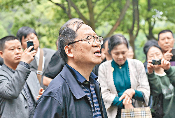 胡耀邦之子胡德華（圖）在江西拜祭父親。