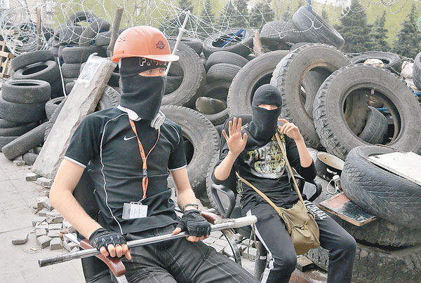 頓涅茨克的親俄武裝分子架起路障把守。