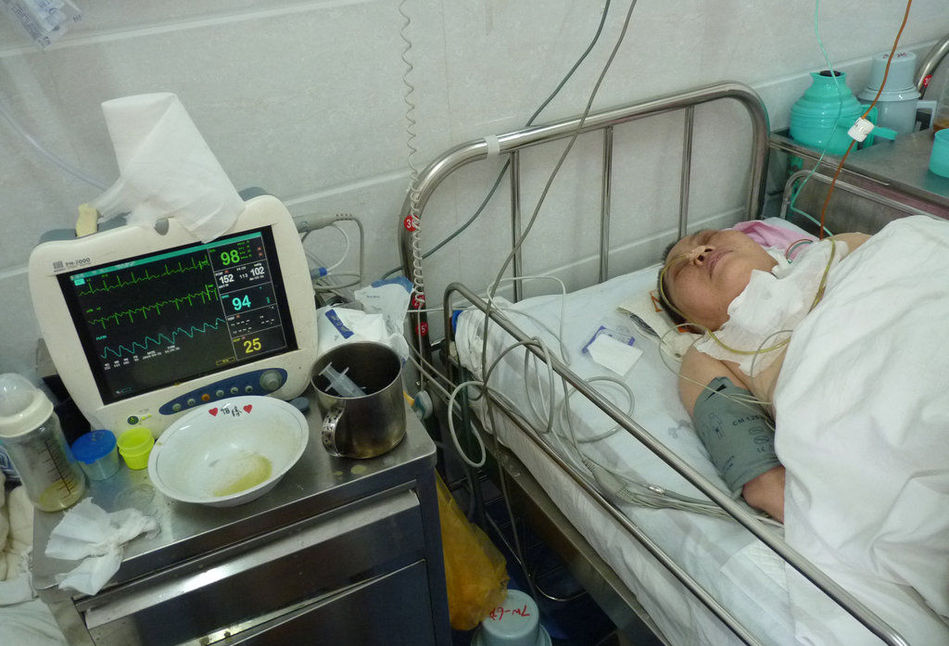 符芬遭遇车祸的母亲仍然昏迷不醒。