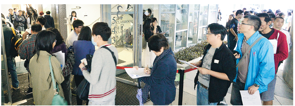 昨日有近千市民到中大出席佔中商討日和投票,他們在小組討論後排隊投票,秩序良好。