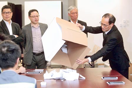 佔中政改商討日主要以電子投票,但昨收到55張紙張選票,由佔中三子陳健民(左一)、戴耀廷(左二)、朱耀明(左三)監票開箱,港大民研計劃總監鍾庭耀(右)的人員點票。商討日本來有31票來自海外票站多倫多,但因不及送到港大點票,不獲受理。