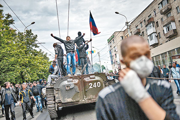 馬里烏波爾的親俄分子慶祝奪取烏克蘭裝甲車。