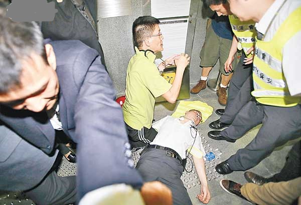 大堂內的示威者起哄期間，有立會保安倒地受傷，狀甚痛苦。