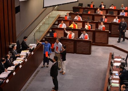 財委會下午開會,泛民議員提出對主席吳亮星的不信任動議,眾人在座位上手持紅牌以示不滿。