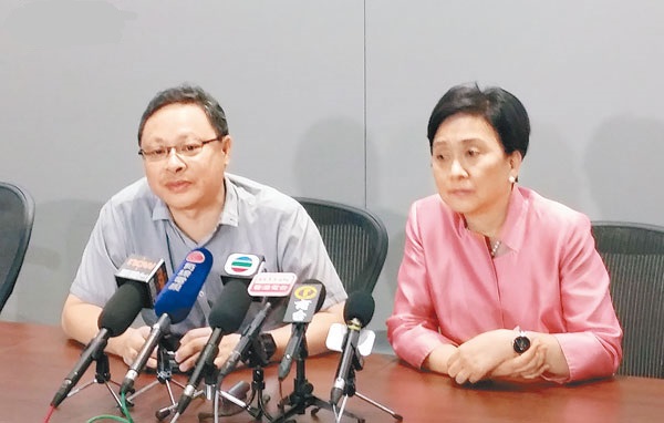 戴耀廷（左）和劉慧卿領導的民主黨達成共識，政改方案不符國際標準會即時佔中。