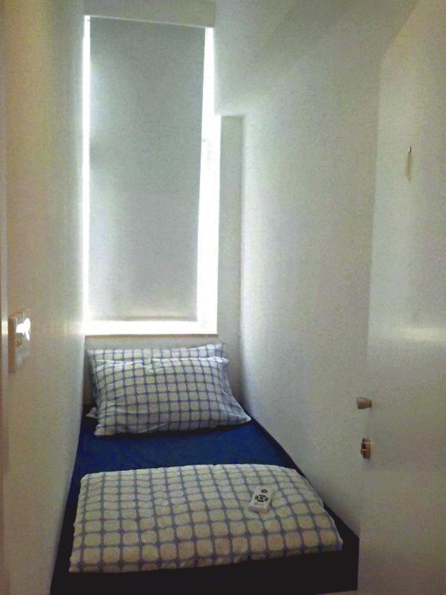 位於麗宮大廈高層的劏房,僅夠放下一張單人床。