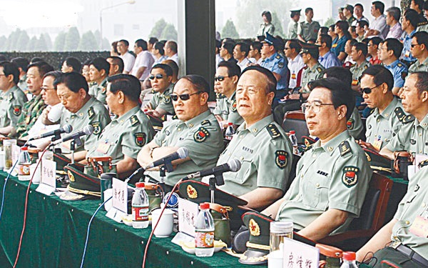 解放軍內如要晉升職級,據報要徐才厚(前右一)及郭伯雄(前右二)同時同意。