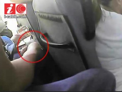 有線電視新聞以記者放蛇方式拍攝到有團體派錢叫人遊行。(有線新聞截圖)