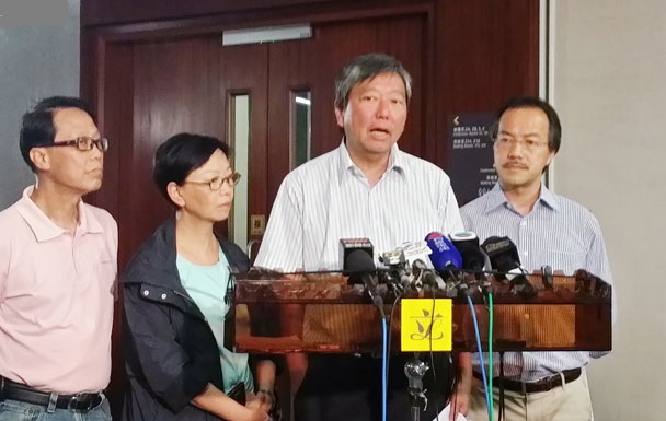 李卓人(右二)回應遭廉署人員搜查寓所及辦公室。