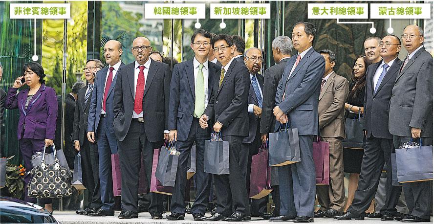 外交部駐港特派員公署昨午宴請各國領事,席上談及政改,希望他們認同佔中的危害性。左一為菲律賓總領事Bernardita Leonido Catalla;左五為韓國總領事趙鏞天;左六為新加坡總領事傅光燊;右三為意大利總領事Antonello De Rin;右二為蒙古總領事Tsogsuren Ganbold。