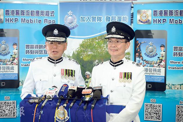 警察學院昨舉行結業禮,本月中退休的副警務處長馬維騄(右)主持檢閱儀式,他勉勵警員只要按法律誠實執法,毋須怕人不喜歡。左為警務處長曾偉雄。