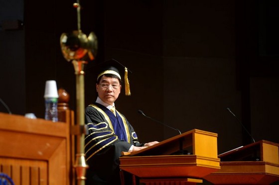 陳新滋主持浸會大學開學禮。