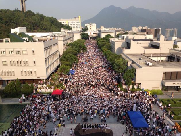 學聯宣布，截至下午4時，已有13,000人齊集中大百萬大道，出席大專罷課啟動集會。