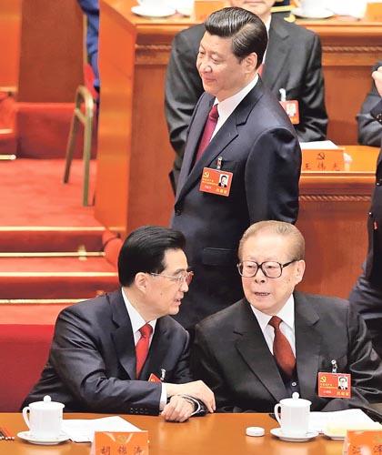 2012年11月,中共「十八大」召開,當時的國家主席胡錦濤(前左)、前主席江澤民(前右)和時任國家副主席習近平(後)共聚一堂。