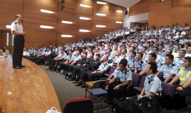 警務處長曾偉雄(左)昨在灣仔警察總部分批與參與佔中「光明頂」行動的前線警員會面。他稱警方周日對集會人士的行動是「合法、合理」,更向警員稱「你哋無做錯到」,之後更一度哽咽。