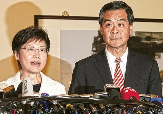 特首梁振英(右)昨晚深夜約11時半於禮賓府會見傳媒,他稱收到學聯的信件,會「委託」政務司長林鄭月娥(左)代表政府與學生會面,他又稱自己不會辭職。