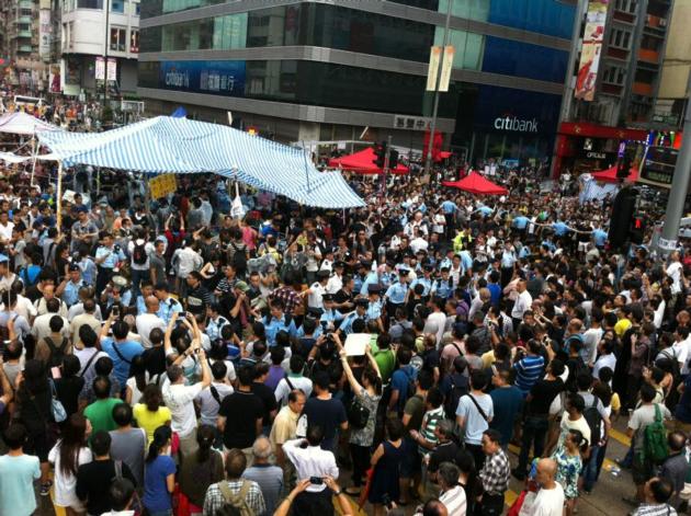 反佔中居民與示威者對峙升級,在旺角集會現場,一批居民不滿集會人士阻礙交通,與示威者發生衝突,警方築起人鏈分隔,並呼籲他們冷靜。<br /><br /><br />另一邊廂,國際黑客組織匿名者的成員,則接連攻擊民建聯、幫港出聲乃至佔中網站,以表達他們對相關組織的不滿。