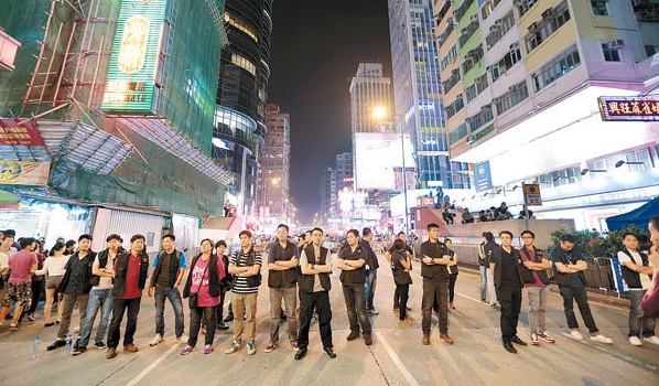 旺角<br />大批反黑組探員昨晚上雲集旺角,展示警力。