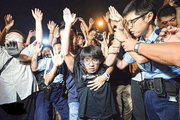 有青年示威者突然衝出龍和道希望佔領馬路,被警員上前拉走,示威者立即舉起雙手以示和平非暴力。