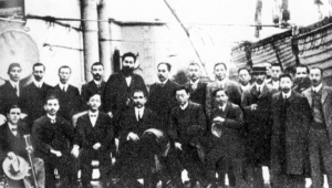 １９１２年１２月２０日，孫中山經香港回國，與至港迎接人員在歸國船上合影。