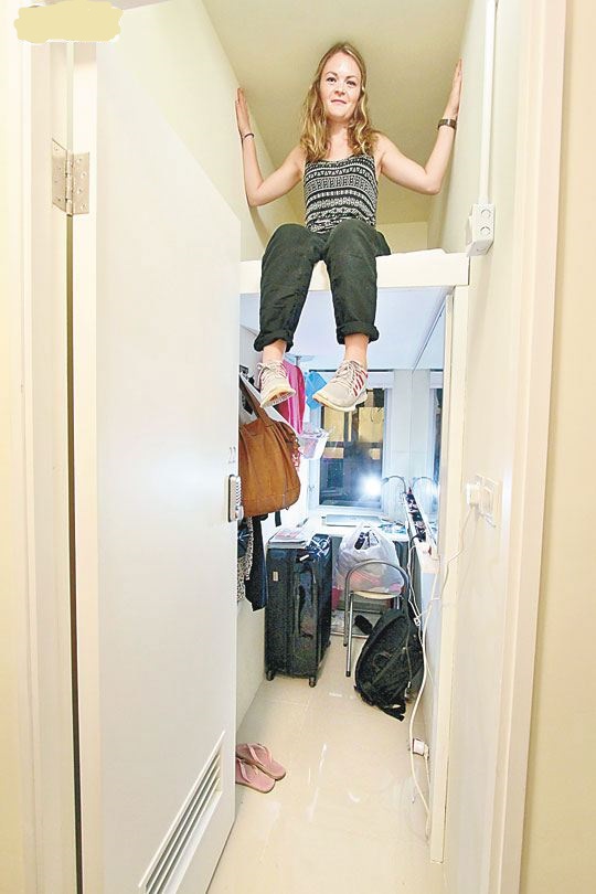 法國女生Solene租用一間不足三十平方呎的「衣櫃房」,每晚要在狹窄的「閣仔」高架床上睡覺。