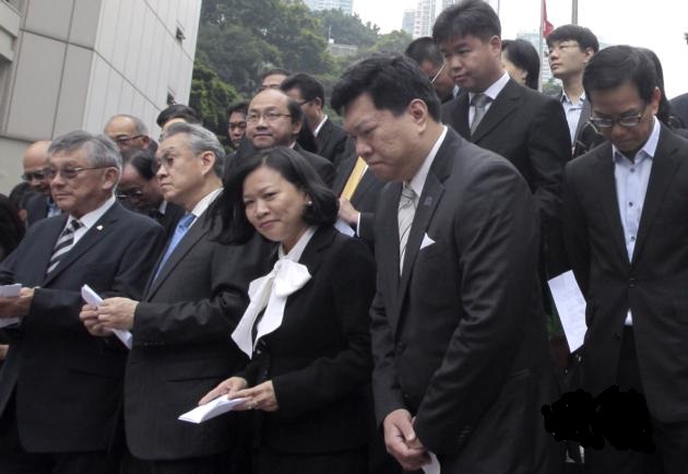 穿着黑衣的律師及大律師下午1時半在高等法院外默站,宣讀聲明,呼籲參與佔領者盡快離開。