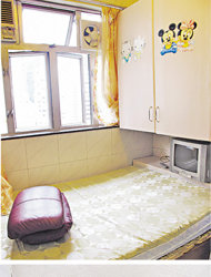 記者放蛇往灣仔軒尼詩大樓參觀出租套房,900呎單位分成4獨立房(上圖),每個房間有獨立電錶,而每度電1.4元,貴過港燈。