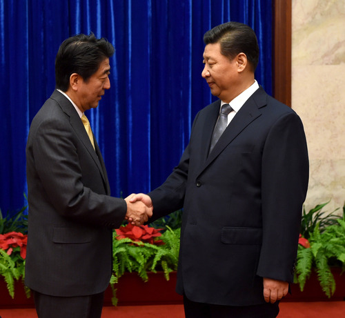11月10日,國家主席習近平在北京人民大會堂應約會見來華出席亞太經合組織領導人非正式會議的日本首相安倍晉三。