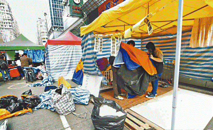 ■旺角佔領區留守者收拾物資。