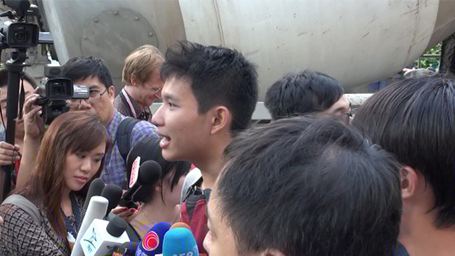 約50名網民下午響應網上號召,前往英國領事館抗議,要求英國履行《中英聯合聲明》的法律責任,以確保香港推行民主及普選。