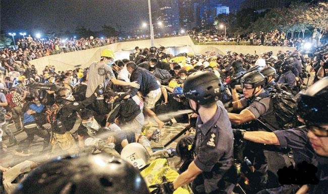 警方今晨約1時30分在龍和道展開驅散行動,曾向示威者噴射催淚水劑,約在1時50分成功驅散示威者離開龍和道東西行線。