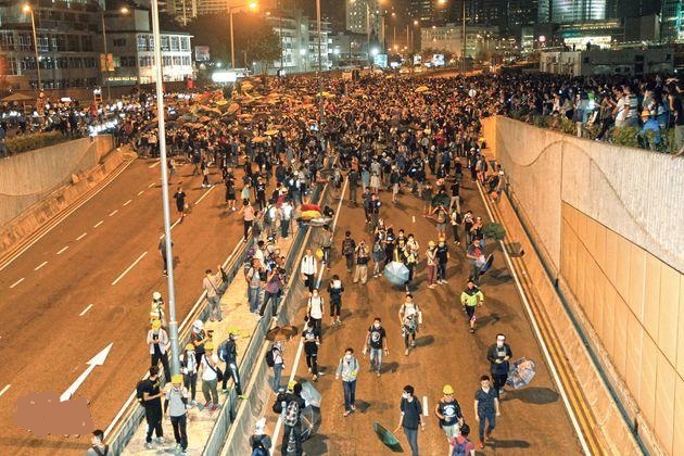 響應學聯及學民思潮的號召,昨晚有千計示威者突破警方防線,在添馬公園海濱方向,衝出貫通港島東西方主幹道的龍和道,與警方爆發多次衝突,10時後龍和道再度失守被佔領,途經車輛受阻。