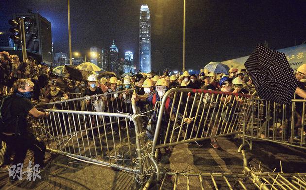 示威者佔領特首辦外的龍和道後,11月佔領龍和道的影像重現,示威者搶去警方的鐵馬、水馬,封鎖路面。由於示威者眾,龍和道上的警員一度後撤。