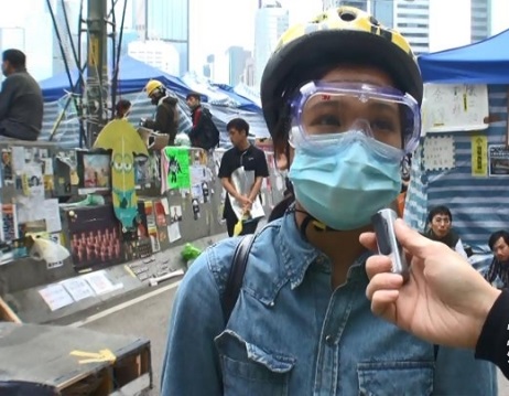 Yvonne指龍和道示威者逃離時仍被警方攻擊。