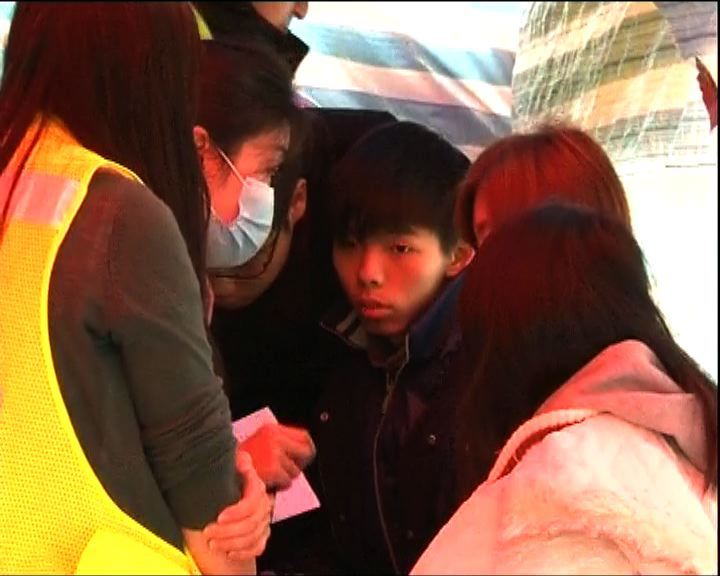 學民思潮成員絕食第三日,有成員感到不適,但經簡單治療後情況好轉。學民思潮又向行政長官梁振英發公開信,要求公開對話,重啟政改諮詢。 星期一晚開始絕食的三名學民思潮成員,早上進行身體檢查,三人的血糖水平都偏低,有頭暈及心跳加快的症狀,其中黃子悅嘔了兩次。同樣絕食的學民思潮召集人黃之鋒表示,會繼續絕食直至政府重啟政改對話。 在金鐘佔領區的壹傳媒集團主席黎智英表示,同意學生退場,又表示佔中三子自首是理智做法,但不會跟隨。 三名絕食學生向行政長官梁振英發出公開信,要求重啟政改對話。