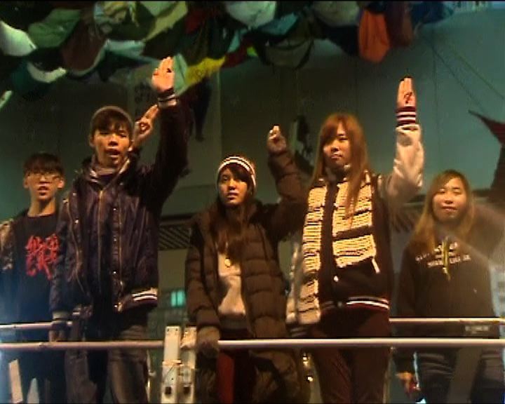 再多兩名學民思潮成員加入絕食0:52<br />黃之鋒表示,梁振英迅速回應,證明絕食有用。 學民思潮晚上宣布,由於政府無回應他們訴求,再多兩名成員加入絕食,分別是吳文謙和鄭奕琳。兩人表示,加入絕食是希望引起更多人對佔領運動的關注,再次呼籲政府重啟政改。