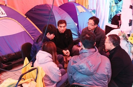 3名建制派議員今早與絕食學生會面。