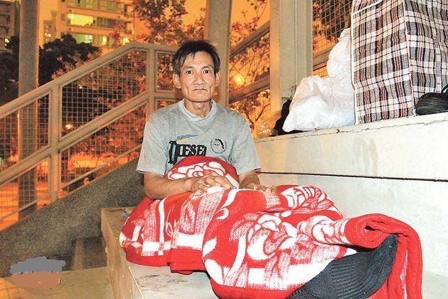 今年51歲的蔡寶權曾因健康問題等失業,現時找到一份跟車工作,月入近1萬元,卻苦於日常生活開支大,他儲不了租樓按金,一直露宿深水埗。