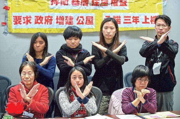 關注基層住屋聯席、全港關注劏房平台、本土研究社等11個民間基層團體,昨舉行聯合記者會回應長策,認為長策未能針對基層市民住屋需求,並對政府否決重推租管感到失望。各團體代表舉起「交叉」手勢,表達對長策報告「不收貨」。