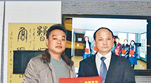 謝先瑩(右)是南陽畫院名譽會長。