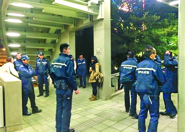 正義力量發揮巨大威力?警察心虛?所以需連同14名警察壯膽去拘捕一名14歲女童?